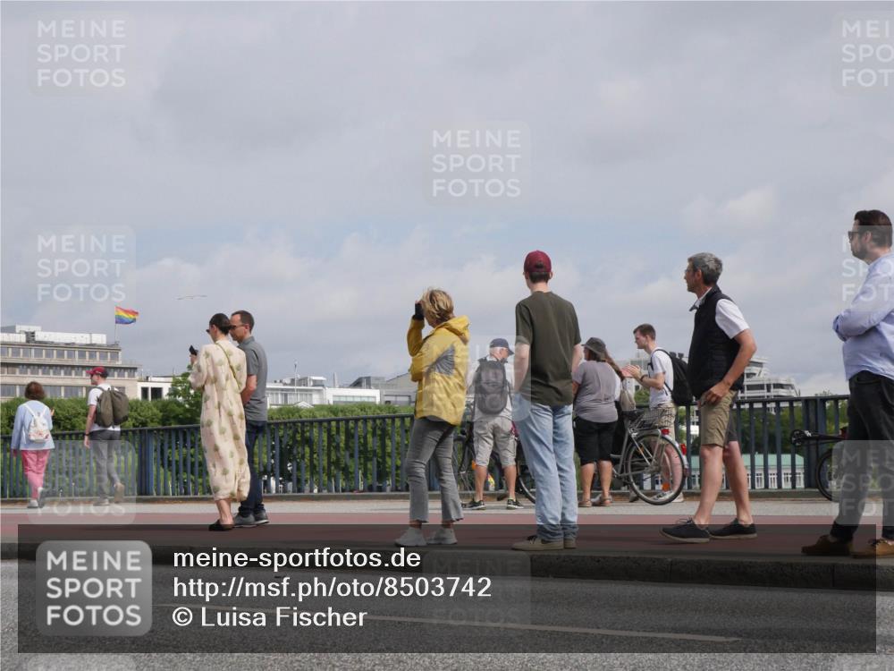 29.06.2025 - hella hamburg halbmarathon Luisa Fischer http://msf.ph/oto/8503742 29.06.2025 10:14:03 Kennedybrücke 5440, 8807, 8810 meine-sportfotos.de