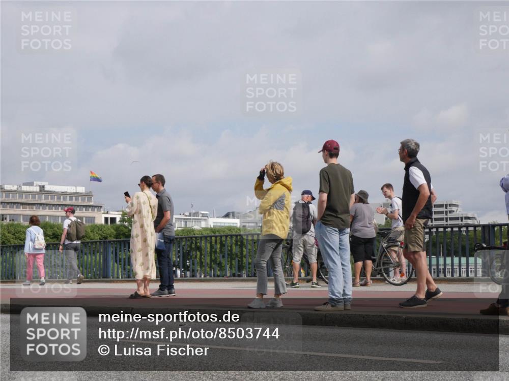 29.06.2025 - hella hamburg halbmarathon Luisa Fischer http://msf.ph/oto/8503744 29.06.2025 10:14:03 Kennedybrücke 5440, 8807, 8810 meine-sportfotos.de
