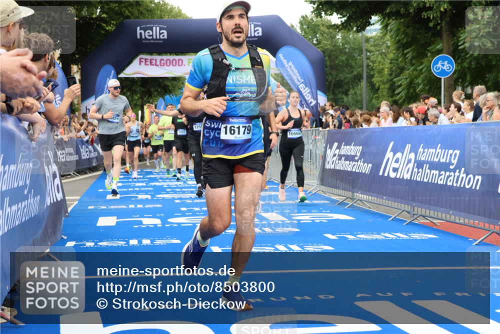 29.06.2025 - hella hamburg halbmarathon Strokosch-Dieckow http://msf.ph/oto/8503800 29.06.2025 10:52:03 Ziel 1482, 2397, 2595, 4033, 5093, 5336, 5378, 6390, 6897, 7130, 7409, 7724, 7732, 8413, 8977, 9082, 10057, 12580, 13726, 14248, 15356, 15506, 15829, 16179, 16320, 16666, 17033, 17978, 18801, 18869 meine-sportfotos.de