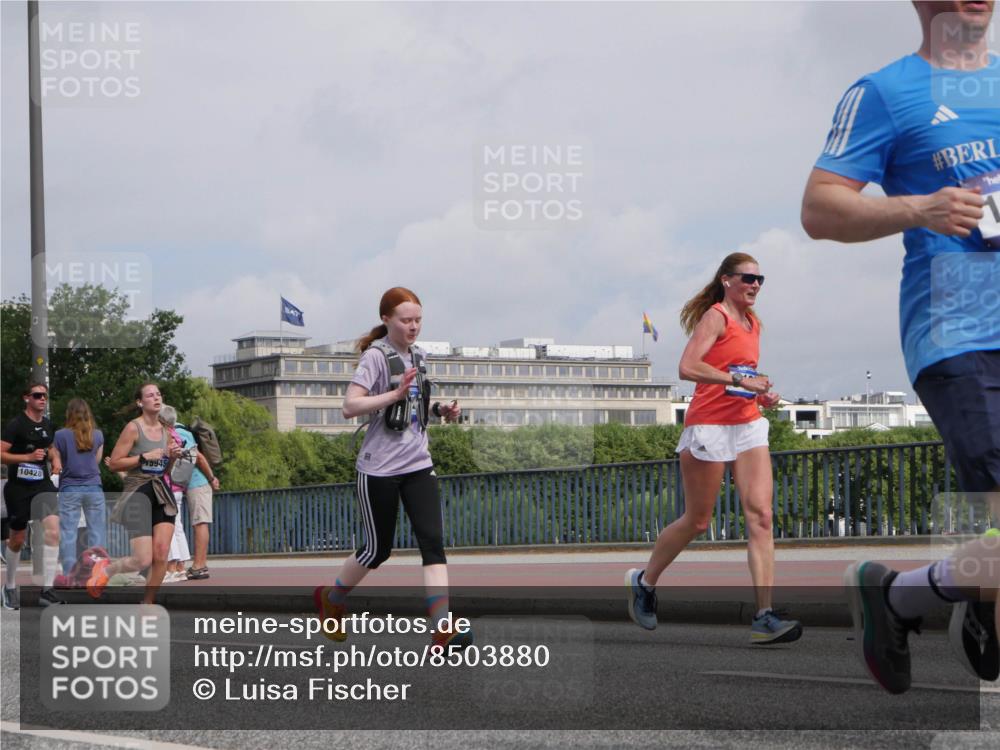 29.06.2025 - hella hamburg halbmarathon Luisa Fischer http://msf.ph/oto/8503880 29.06.2025 10:14:28 Kennedybrücke 10428, 15945, 47, 1166, 1992, 4227, 5254, 5990, 5991, 7571, 9191, 10428 meine-sportfotos.de