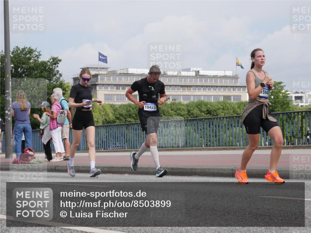 29.06.2025 - hella hamburg halbmarathon Luisa Fischer http://msf.ph/oto/8503899 29.06.2025 10:14:30 Kennedybrücke 10428, 5945, 1166, 1992, 4227, 5254, 5990, 5991, 7571, 9191, 10428 meine-sportfotos.de