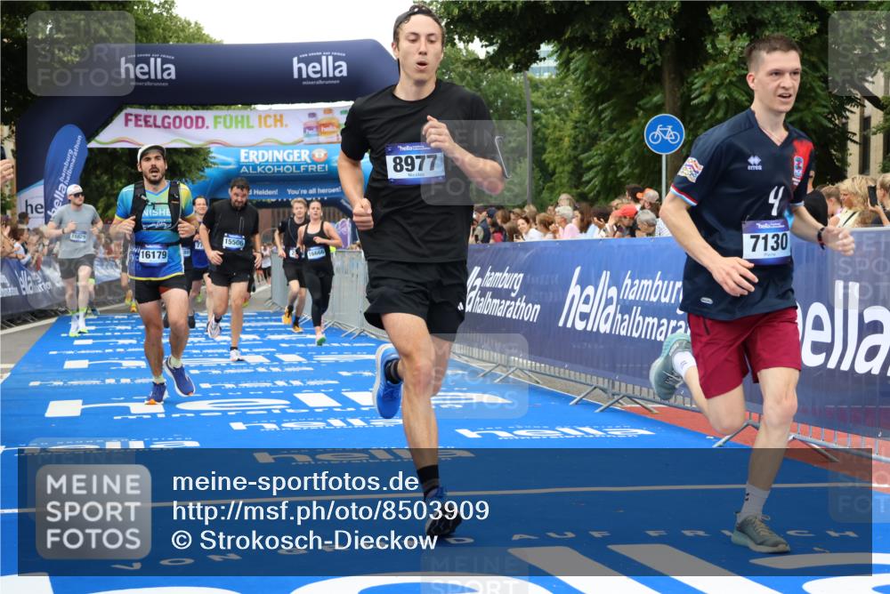 29.06.2025 - hella hamburg halbmarathon Strokosch-Dieckow http://msf.ph/oto/8503909 29.06.2025 10:52:02 Ziel 1482, 2397, 2595, 4033, 5093, 5336, 5378, 6390, 7130, 7409, 7724, 7732, 8413, 8977, 10057, 12580, 13726, 14248, 15356, 15506, 15829, 16179, 16666, 17033, 17978, 18801, 18869 meine-sportfotos.de