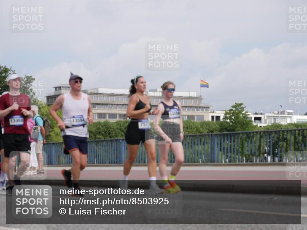 29.06.2025 - hella hamburg halbmarathon Luisa Fischer http://msf.ph/oto/8503925 29.06.2025 10:14:35 Kennedybrücke 13958, 2661, 5254, 7571, 8368, 10042, 10428 meine-sportfotos.de