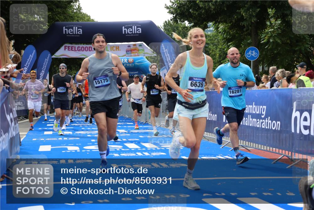29.06.2025 - hella hamburg halbmarathon Strokosch-Dieckow http://msf.ph/oto/8503931 29.06.2025 10:42:22 Ziel 1209, 1256, 1312, 1353, 1800, 1903, 1962, 2233, 2675, 3523, 6639, 6770, 7116, 7448, 7693, 7734, 7865, 11907, 13446, 13746, 13807, 14226, 14811, 15095, 15175, 15270, 15623, 15654, 16281, 16333, 16660, 17637, 17733, 17911, 18330 meine-sportfotos.de