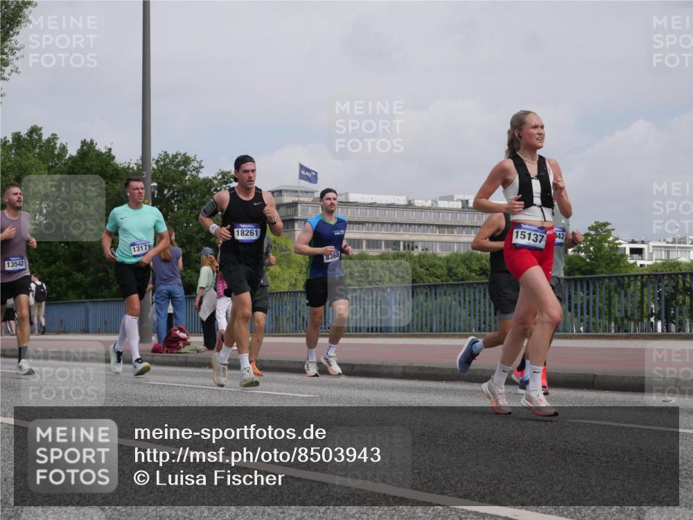 29.06.2025 - hella hamburg halbmarathon Luisa Fischer http://msf.ph/oto/8503943 29.06.2025 10:14:41 Kennedybrücke 3, 13542, 13171, 18261, 8368, 15137, 42, 1062, 2661, 7474, 8368, 10042 meine-sportfotos.de