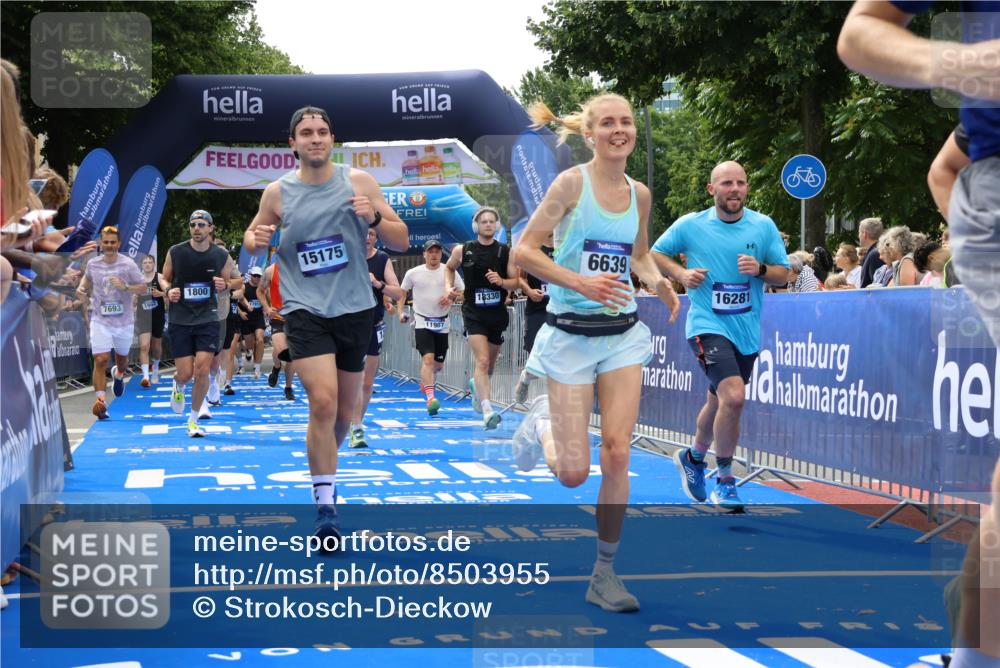 29.06.2025 - hella hamburg halbmarathon Strokosch-Dieckow http://msf.ph/oto/8503955 29.06.2025 10:42:22 Ziel 1209, 1256, 1312, 1353, 1800, 1903, 1962, 2233, 2675, 3523, 6639, 6770, 7116, 7448, 7693, 7734, 7865, 11907, 13446, 13746, 13807, 14226, 14811, 15095, 15175, 15270, 15623, 15654, 16281, 16333, 16660, 17637, 17733, 17911, 18330 meine-sportfotos.de