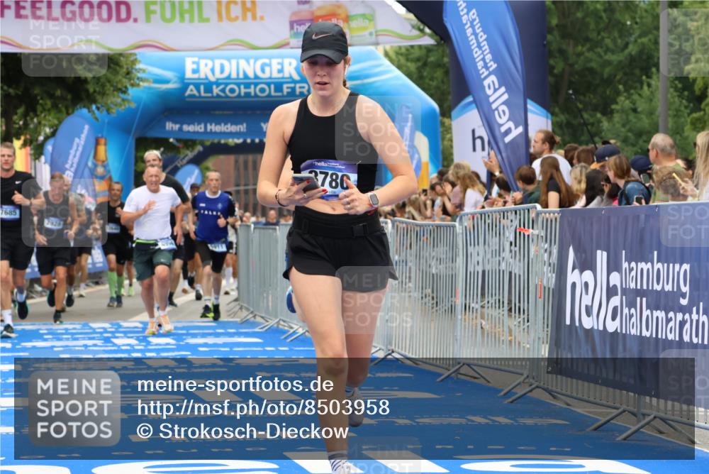 29.06.2025 - hella hamburg halbmarathon Strokosch-Dieckow http://msf.ph/oto/8503958 29.06.2025 11:12:15 Ziel 2821, 4904, 7346, 7685, 7928, 8780, 9192, 10739, 11236, 12640, 16459, 19017 meine-sportfotos.de