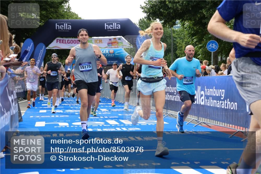 29.06.2025 - hella hamburg halbmarathon Strokosch-Dieckow http://msf.ph/oto/8503976 29.06.2025 10:42:22 Ziel 1209, 1256, 1312, 1353, 1800, 1903, 1962, 2233, 2675, 3523, 6639, 6770, 7116, 7448, 7693, 7734, 7865, 11907, 13446, 13746, 13807, 14226, 14811, 15095, 15175, 15270, 15623, 15654, 16281, 16333, 16660, 17637, 17733, 17911, 18330 meine-sportfotos.de