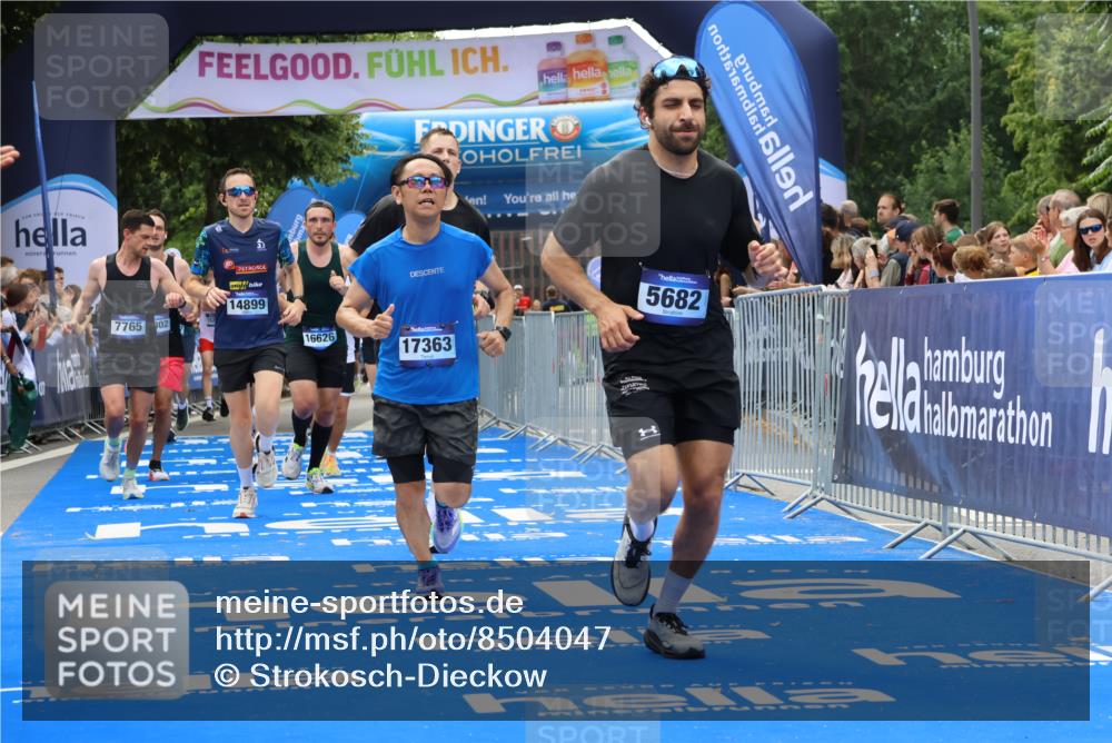29.06.2025 - hella hamburg halbmarathon Strokosch-Dieckow http://msf.ph/oto/8504047 29.06.2025 10:42:10 Ziel 1441, 1903, 2675, 5682, 7765, 7865, 9365, 10216, 12098, 13709, 14811, 14899, 16626, 16660, 16677, 17182, 17363, 18772, 18802 meine-sportfotos.de