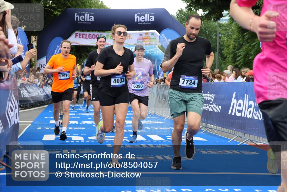 29.06.2025 - hella hamburg halbmarathon Strokosch-Dieckow http://msf.ph/oto/8504057 29.06.2025 10:51:58 Ziel 2818, 2823, 2880, 4033, 4297, 5102, 5336, 6390, 7130, 7409, 7724, 7732, 8413, 8856, 8977, 10057, 13799, 15356, 15506, 15690, 15829, 16179, 16666, 17815, 17962, 17978, 18869 meine-sportfotos.de