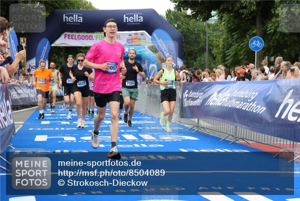 29.06.2025 - hella hamburg halbmarathon Strokosch-Dieckow http://msf.ph/oto/8504089 29.06.2025 10:51:56 Ziel 2818, 2823, 2880, 4033, 4297, 5102, 5336, 6390, 7130, 7409, 7724, 8413, 8856, 8977, 9793, 9959, 10057, 13799, 15356, 15506, 15690, 16179, 17815, 17962, 17978, 18869, 19137 meine-sportfotos.de