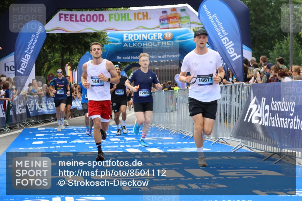 29.06.2025 - hella hamburg halbmarathon Strokosch-Dieckow http://msf.ph/oto/8504112 29.06.2025 10:42:06 Ziel 1441, 5682, 5690, 6593, 7765, 9365, 10216, 11417, 12098, 12292, 13196, 13709, 14899, 15846, 16626, 16677, 17363, 17864, 17926, 18772, 18802, 18920, 19046 meine-sportfotos.de