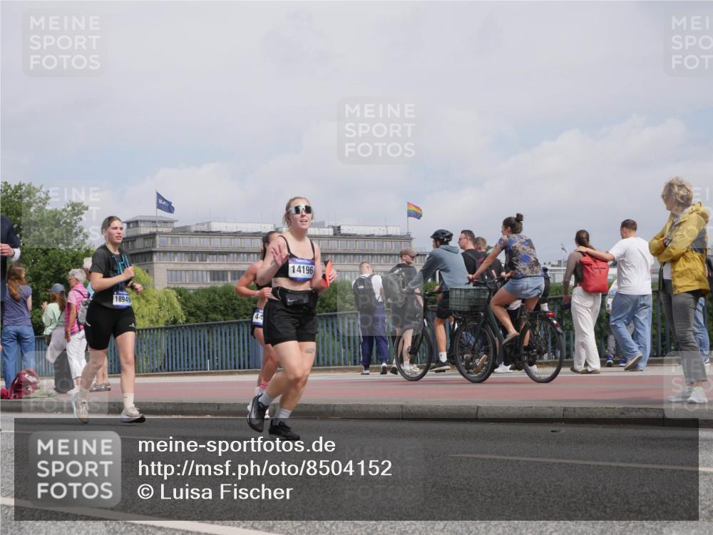 29.06.2025 - hella hamburg halbmarathon Luisa Fischer http://msf.ph/oto/8504152 29.06.2025 10:15:05 Kennedybrücke 18949, 44, 14196, 3746, 4499, 6871, 8206, 8207, 9253, 9405 meine-sportfotos.de