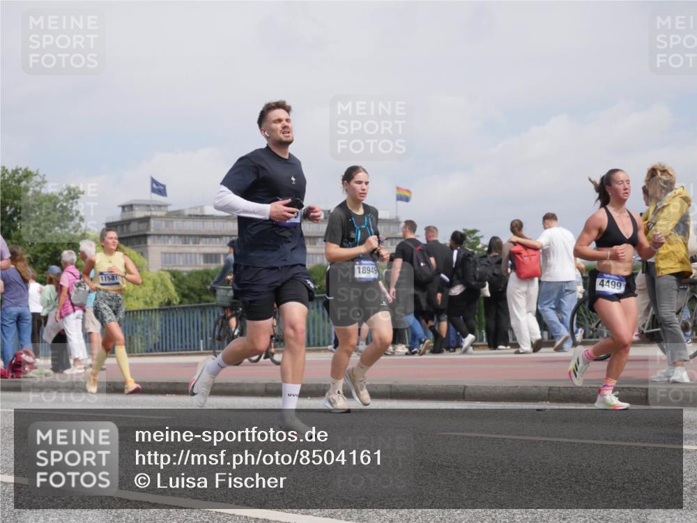 29.06.2025 - hella hamburg halbmarathon Luisa Fischer http://msf.ph/oto/8504161 29.06.2025 10:15:07 Kennedybrücke 11581, 18949, 4499, 1249, 1850, 3182, 3248, 3262, 4499, 5176, 6871, 8206, 8207, 9253, 9405 meine-sportfotos.de