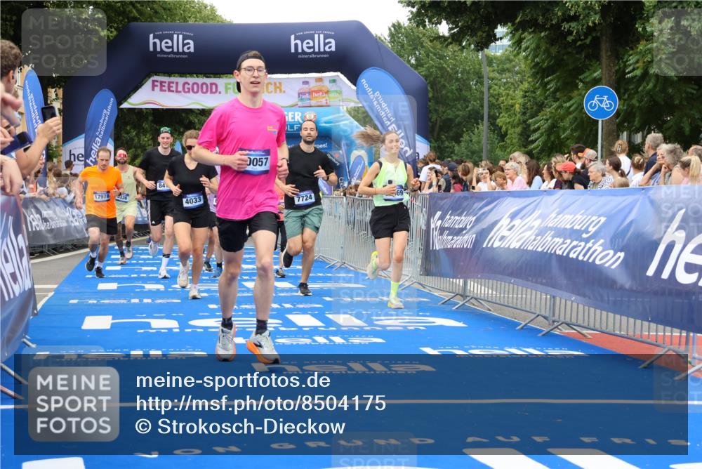 29.06.2025 - hella hamburg halbmarathon Strokosch-Dieckow http://msf.ph/oto/8504175 29.06.2025 10:51:56 Ziel 2818, 2823, 2880, 4033, 4297, 5102, 5336, 6390, 7130, 7409, 7724, 8413, 8856, 8977, 9793, 9959, 10057, 13799, 15356, 15506, 15690, 16179, 17815, 17962, 17978, 18869, 19137 meine-sportfotos.de