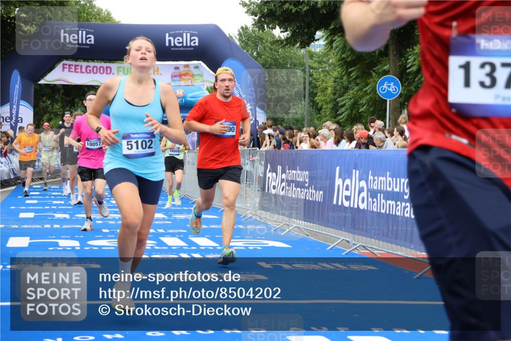 29.06.2025 - hella hamburg halbmarathon Strokosch-Dieckow http://msf.ph/oto/8504202 29.06.2025 10:51:54 Ziel 2818, 2823, 2880, 4033, 4297, 5102, 5336, 6390, 7130, 7409, 7724, 8413, 8856, 8977, 9793, 9959, 10057, 13799, 15356, 15427, 15690, 16907, 17815, 17962, 17978, 18869, 19137 meine-sportfotos.de