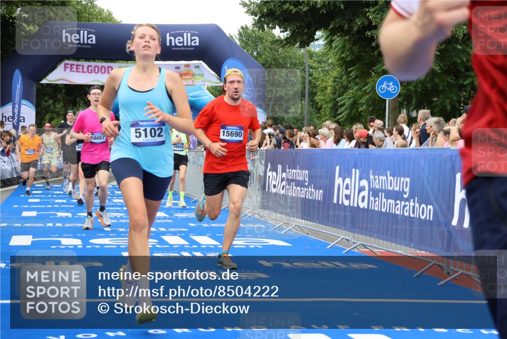 29.06.2025 - hella hamburg halbmarathon Strokosch-Dieckow http://msf.ph/oto/8504222 29.06.2025 10:51:54 Ziel 2818, 2823, 2880, 4033, 4297, 5102, 5336, 6390, 7130, 7409, 7724, 8413, 8856, 8977, 9793, 9959, 10057, 13799, 15356, 15427, 15690, 16907, 17815, 17962, 17978, 18869, 19137 meine-sportfotos.de