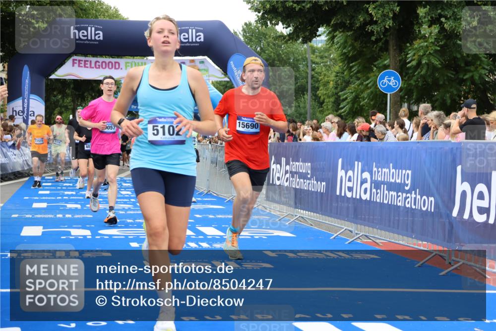 29.06.2025 - hella hamburg halbmarathon Strokosch-Dieckow http://msf.ph/oto/8504247 29.06.2025 10:51:54 Ziel 2818, 2823, 2880, 4033, 4297, 5102, 5336, 6390, 7130, 7409, 7724, 8413, 8856, 8977, 9793, 9959, 10057, 13799, 15356, 15427, 15690, 16907, 17815, 17962, 17978, 18869, 19137 meine-sportfotos.de