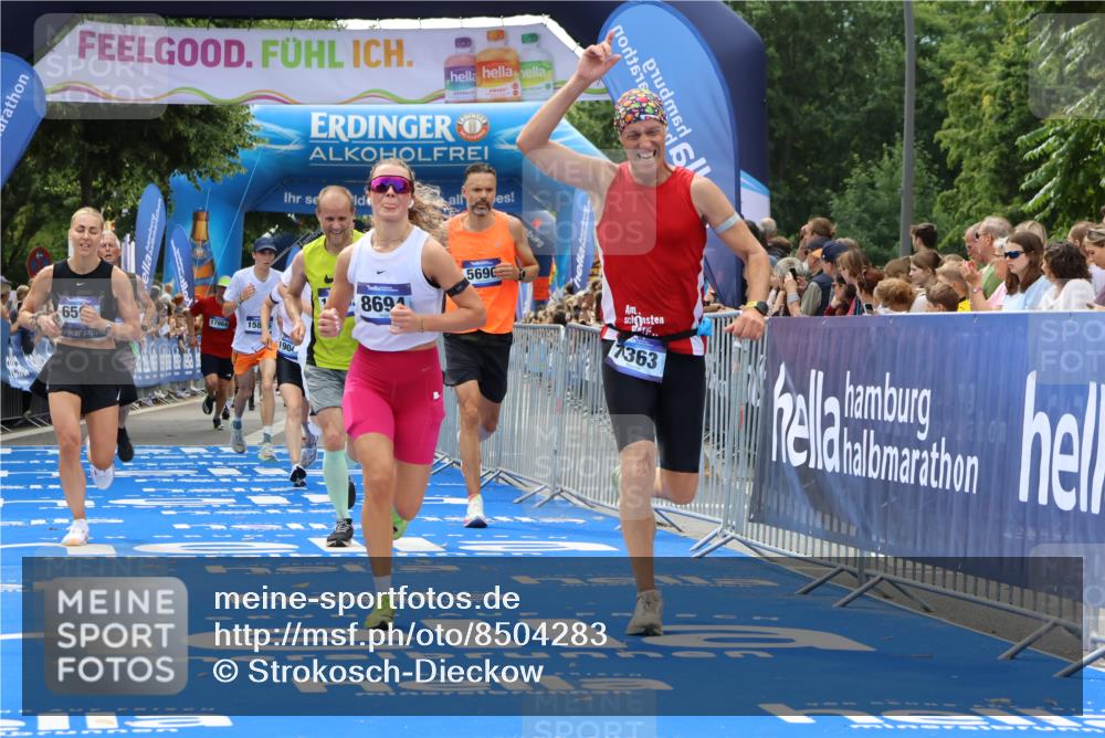 29.06.2025 - hella hamburg halbmarathon Strokosch-Dieckow http://msf.ph/oto/8504283 29.06.2025 10:41:58 Ziel 1169, 5690, 6593, 7363, 8694, 10216, 11417, 12292, 13196, 15521, 15846, 16507, 17864, 17926, 18920, 19046 meine-sportfotos.de