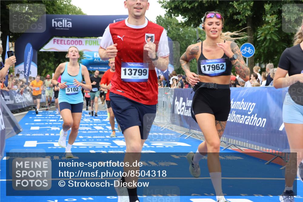 29.06.2025 - hella hamburg halbmarathon Strokosch-Dieckow http://msf.ph/oto/8504318 29.06.2025 10:51:53 Ziel 2396, 2818, 2823, 2880, 4033, 4297, 5102, 5336, 6390, 7130, 7409, 7724, 8413, 8710, 8856, 8977, 9793, 9959, 10057, 12224, 13799, 15356, 15427, 15690, 16907, 17815, 17962, 17978, 18869, 19137 meine-sportfotos.de