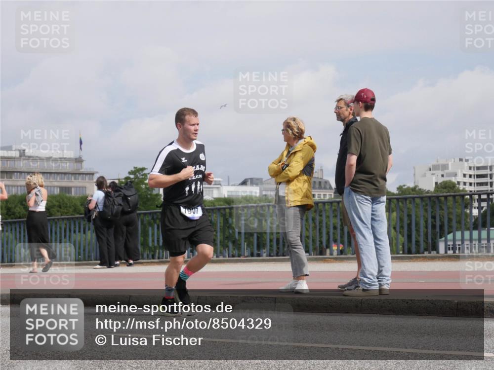29.06.2025 - hella hamburg halbmarathon Luisa Fischer http://msf.ph/oto/8504329 29.06.2025 10:15:26 Kennedybrücke 7907, 3363, 5150, 7014, 7907, 8917, 9428, 10067, 10402 meine-sportfotos.de