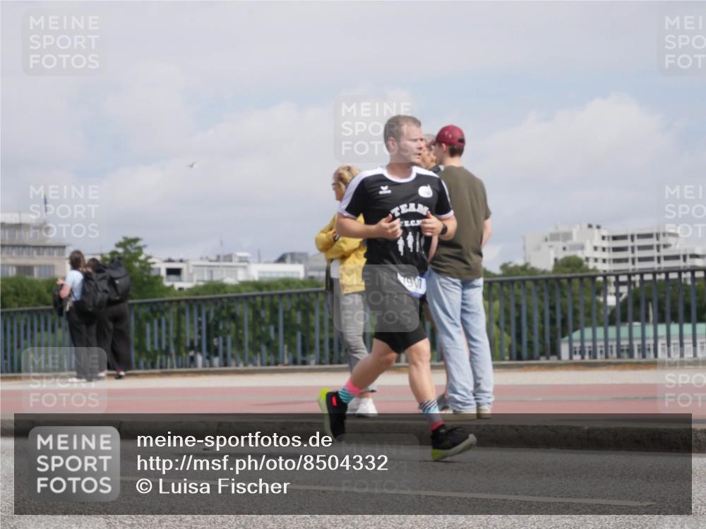 29.06.2025 - hella hamburg halbmarathon Luisa Fischer http://msf.ph/oto/8504332 29.06.2025 10:15:27 Kennedybrücke 7907, 3363, 5150, 7014, 7907, 8917, 9428, 10067, 10402 meine-sportfotos.de