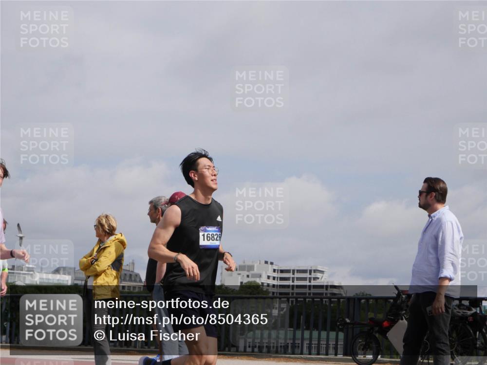 29.06.2025 - hella hamburg halbmarathon Luisa Fischer http://msf.ph/oto/8504365 29.06.2025 10:15:34 Kennedybrücke 16826, 3363, 4532, 7014, 8917, 9705, 10067, 10409 meine-sportfotos.de