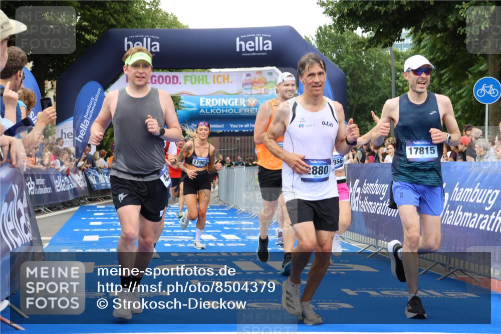 29.06.2025 - hella hamburg halbmarathon Strokosch-Dieckow http://msf.ph/oto/8504379 29.06.2025 10:51:51 Ziel 2396, 2818, 2823, 2880, 4033, 4297, 5102, 6390, 7224, 7409, 7724, 8710, 8819, 8856, 9793, 9959, 10057, 12224, 13799, 15427, 15690, 15727, 16907, 17682, 17815, 17962, 18869, 19053, 19137 meine-sportfotos.de