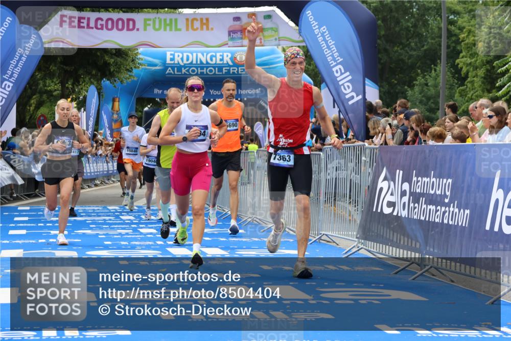 29.06.2025 - hella hamburg halbmarathon Strokosch-Dieckow http://msf.ph/oto/8504404 29.06.2025 10:41:57 Ziel 1169, 5690, 6593, 7092, 7363, 8694, 11417, 12292, 13196, 15521, 15846, 16507, 17864, 17926, 18920, 19046 meine-sportfotos.de
