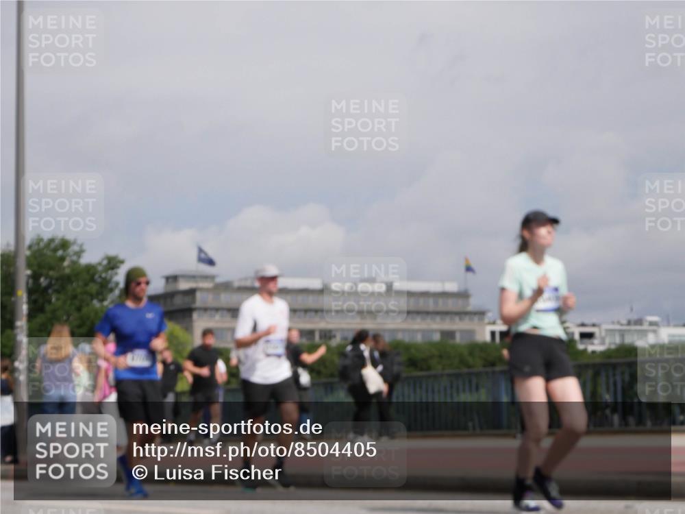 29.06.2025 - hella hamburg halbmarathon Luisa Fischer http://msf.ph/oto/8504405 29.06.2025 10:15:39 Kennedybrücke 2531, 2942, 3360, 4532, 8398, 8405, 9705, 10409 meine-sportfotos.de