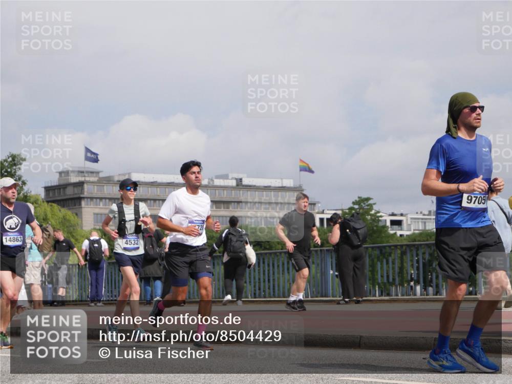 29.06.2025 - hella hamburg halbmarathon Luisa Fischer http://msf.ph/oto/8504429 29.06.2025 10:15:41 Kennedybrücke 14863, 4532, 9705, 2531, 2942, 3360, 4532, 8398, 8405, 9705, 10409 meine-sportfotos.de
