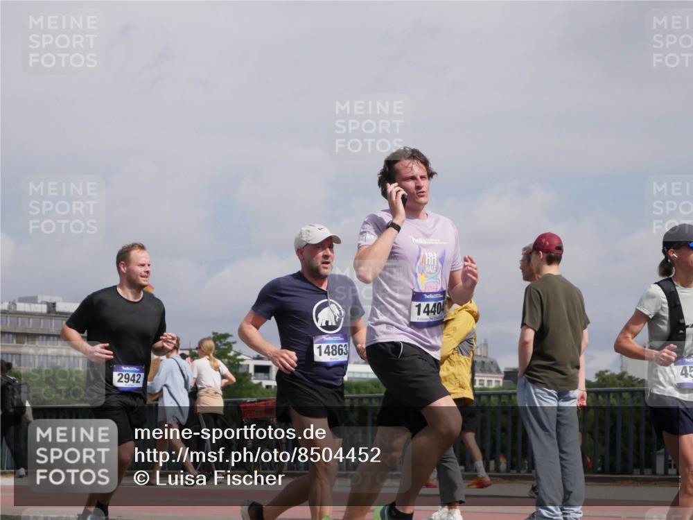 29.06.2025 - hella hamburg halbmarathon Luisa Fischer http://msf.ph/oto/8504452 29.06.2025 10:15:44 Kennedybrücke 2942, 14863, 14404, 1020, 1051, 2531, 2942, 3360, 4532, 6489, 7873, 8398, 8405, 9705, 10409 meine-sportfotos.de