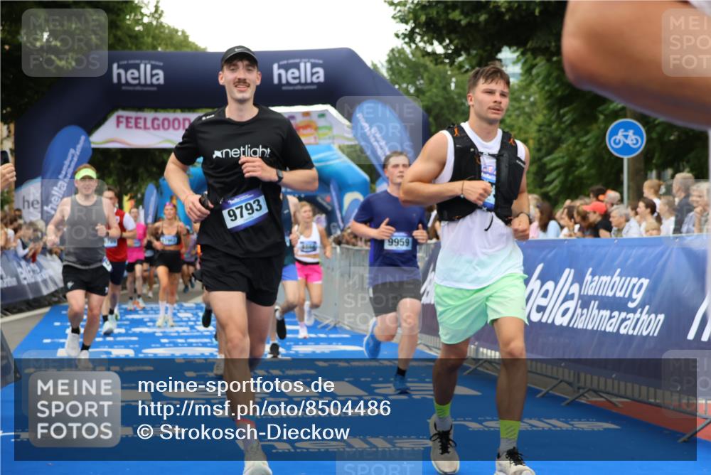 29.06.2025 - hella hamburg halbmarathon Strokosch-Dieckow http://msf.ph/oto/8504486 29.06.2025 10:51:49 Ziel 2396, 2818, 2823, 2880, 4297, 5102, 6286, 7224, 8710, 8819, 8856, 9793, 9959, 12224, 13799, 15427, 15690, 15727, 15831, 15899, 16907, 17682, 17815, 17962, 19053, 19137 meine-sportfotos.de
