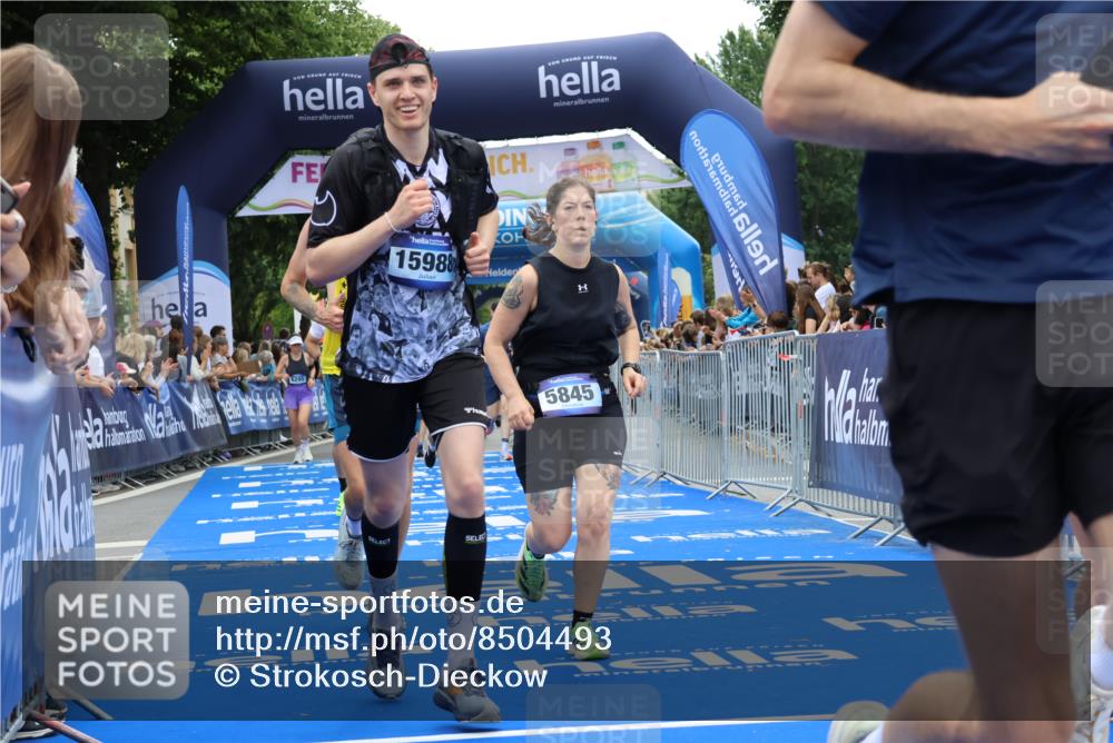 29.06.2025 - hella hamburg halbmarathon Strokosch-Dieckow http://msf.ph/oto/8504493 29.06.2025 11:12:28 Ziel 2821, 2987, 4649, 5046, 5271, 5845, 6217, 7685, 8885, 9810, 9911, 10165, 10442, 10443, 12640, 12797, 14138, 14219, 14525, 15713, 15988, 16459, 16606, 18222, 18641 meine-sportfotos.de