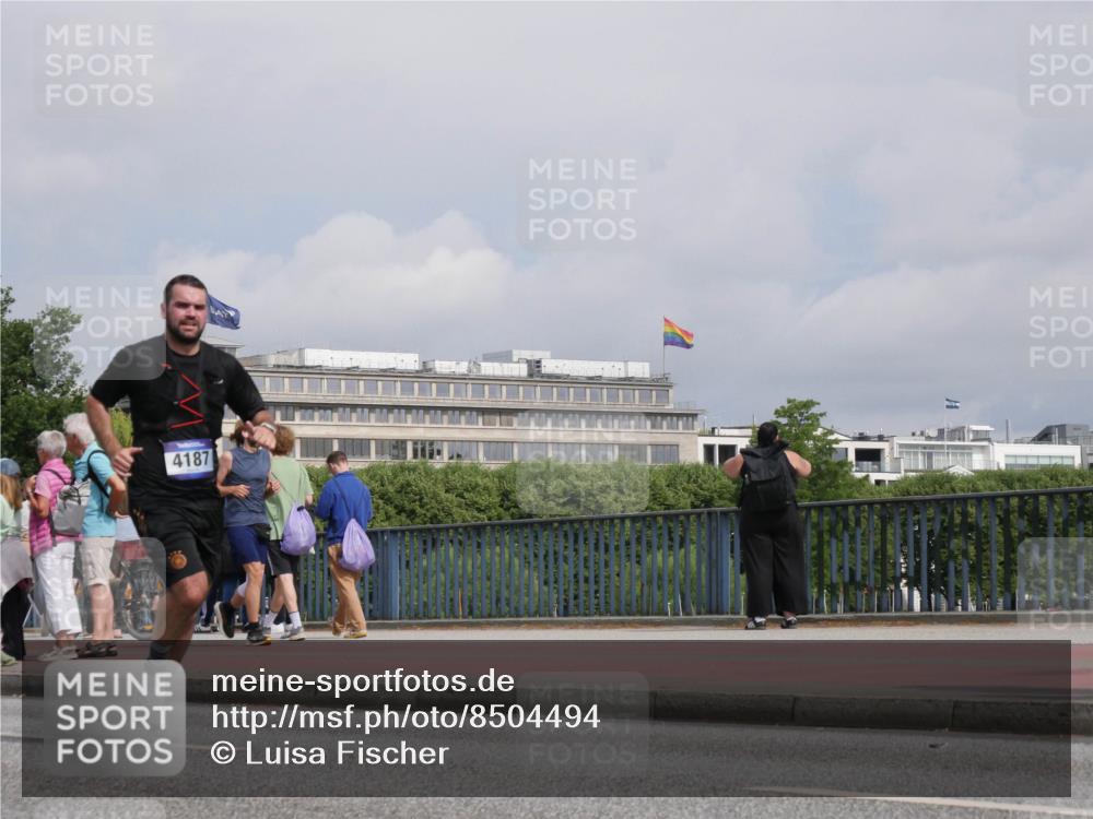 29.06.2025 - hella hamburg halbmarathon Luisa Fischer http://msf.ph/oto/8504494 29.06.2025 10:15:56 Kennedybrücke 4187, 1020, 1051, 4187, 7873, 10581 meine-sportfotos.de