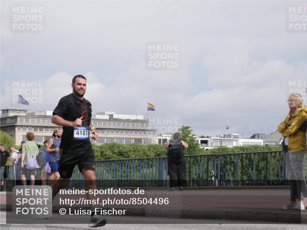 29.06.2025 - hella hamburg halbmarathon Luisa Fischer http://msf.ph/oto/8504496 29.06.2025 10:15:56 Kennedybrücke 4187, 1020, 1051, 4187, 7873, 10581 meine-sportfotos.de