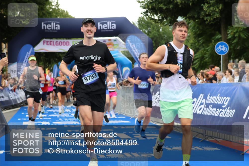 29.06.2025 - hella hamburg halbmarathon Strokosch-Dieckow http://msf.ph/oto/8504499 29.06.2025 10:51:49 Ziel 2396, 2818, 2823, 2880, 4297, 5102, 6286, 7224, 8710, 8819, 8856, 9793, 9959, 12224, 13799, 15427, 15690, 15727, 15831, 15899, 16907, 17682, 17815, 17962, 19053, 19137 meine-sportfotos.de