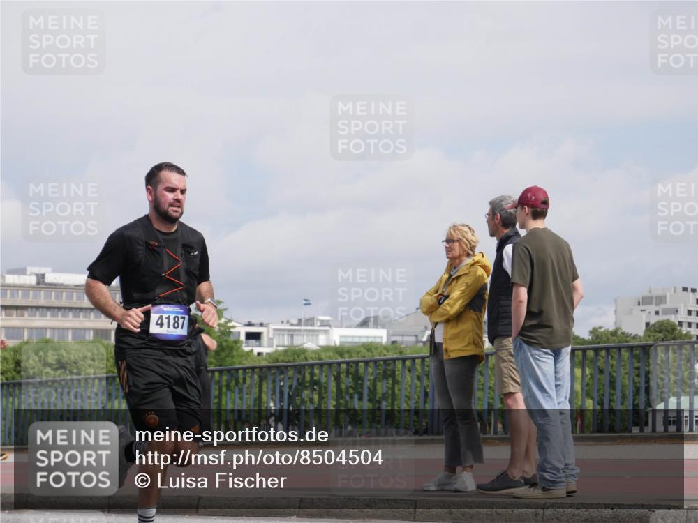 29.06.2025 - hella hamburg halbmarathon Luisa Fischer http://msf.ph/oto/8504504 29.06.2025 10:15:57 Kennedybrücke 4187, 1328, 4187, 5597, 5598, 7873, 8115, 9527, 10581 meine-sportfotos.de