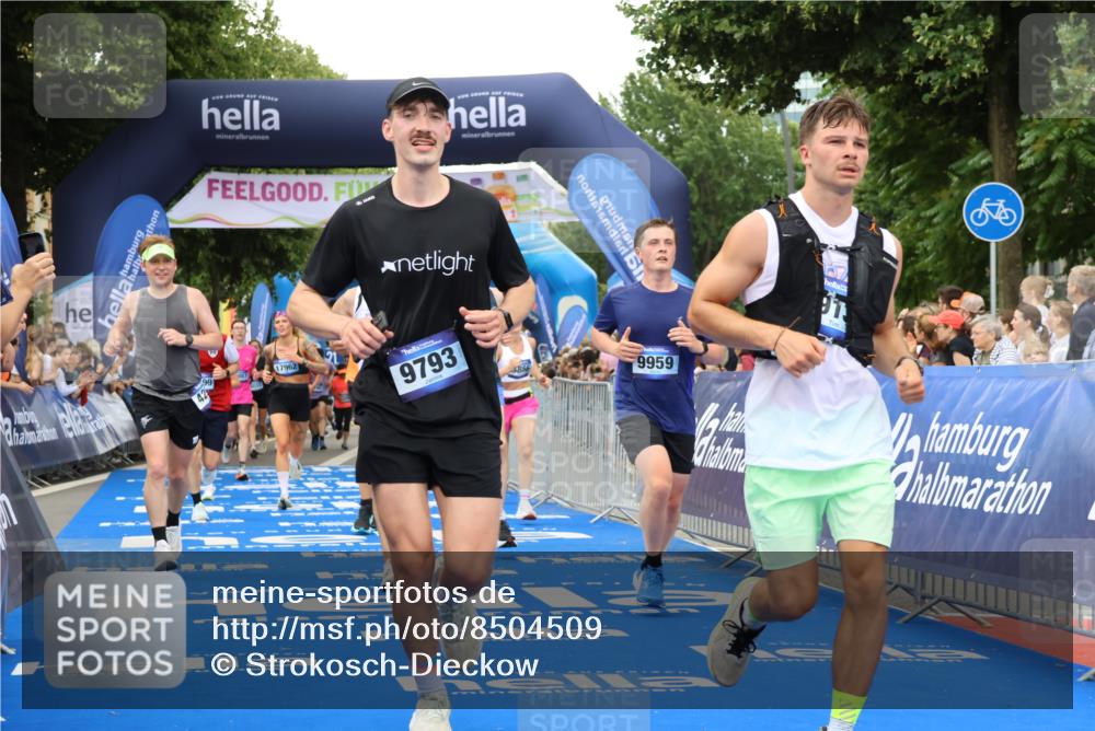 29.06.2025 - hella hamburg halbmarathon Strokosch-Dieckow http://msf.ph/oto/8504509 29.06.2025 10:51:49 Ziel 2396, 2818, 2823, 2880, 4297, 5102, 6286, 7224, 8710, 8819, 8856, 9793, 9959, 12224, 13799, 15427, 15690, 15727, 15831, 15899, 16907, 17682, 17815, 17962, 19053, 19137 meine-sportfotos.de