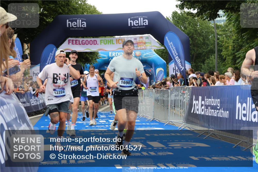 29.06.2025 - hella hamburg halbmarathon Strokosch-Dieckow http://msf.ph/oto/8504527 29.06.2025 10:51:47 Ziel 2396, 2818, 2823, 2880, 4297, 5102, 6286, 7224, 8710, 8819, 8856, 9793, 9959, 12224, 13799, 15427, 15496, 15690, 15727, 15831, 15899, 16907, 17682, 17815, 17962, 19053, 19137 meine-sportfotos.de