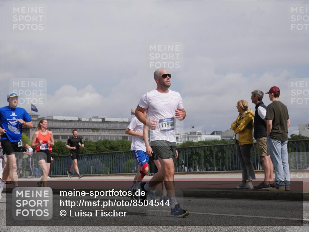 29.06.2025 - hella hamburg halbmarathon Luisa Fischer http://msf.ph/oto/8504544 29.06.2025 10:16:03 Kennedybrücke 46, 18, 10581, 17988, 1328, 4554, 5597, 5598, 8115, 9527, 10581 meine-sportfotos.de