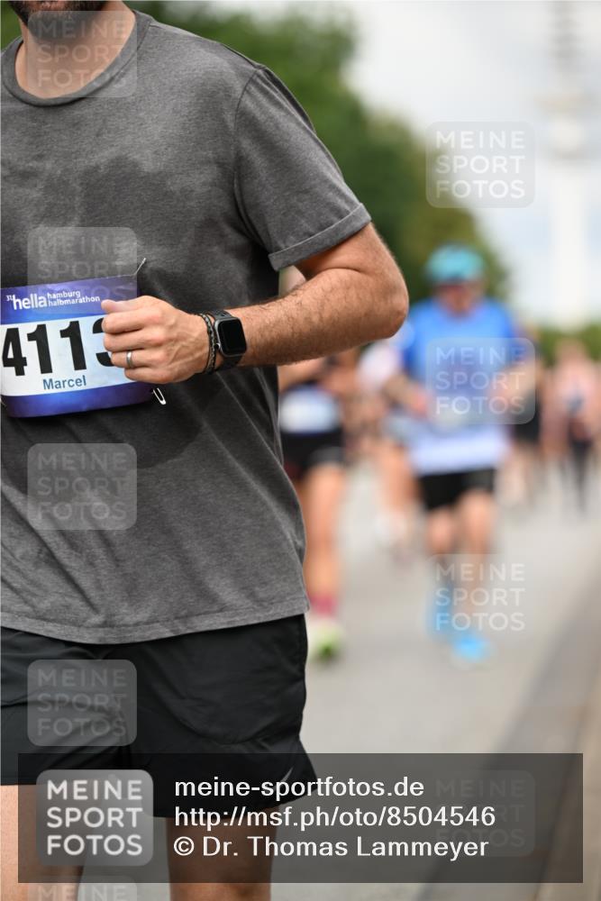 29.06.2025 - hella hamburg halbmarathon Dr. Thomas Lammeyer http://msf.ph/oto/8504546 29.06.2025 10:26:40 Kennedybrücke 1419, 1598, 2172, 2351, 2479, 3108, 3430, 3458, 3735, 3768, 3910, 3946, 3995, 4113, 4114, 4131, 4366, 4556, 4559, 4829, 4970, 5079, 6030, 6049, 6303, 6307, 6805, 6820, 6826, 6849, 6899, 6977, 7097, 7162, 7188, 7190, 7276, 7794, 7925, 8511, 8855, 8931, 9204, 9516, 9807, 10065, 10210, 10241, 10663, 10710, 10739, 10917, 10961, 11046 meine-sportfotos.de