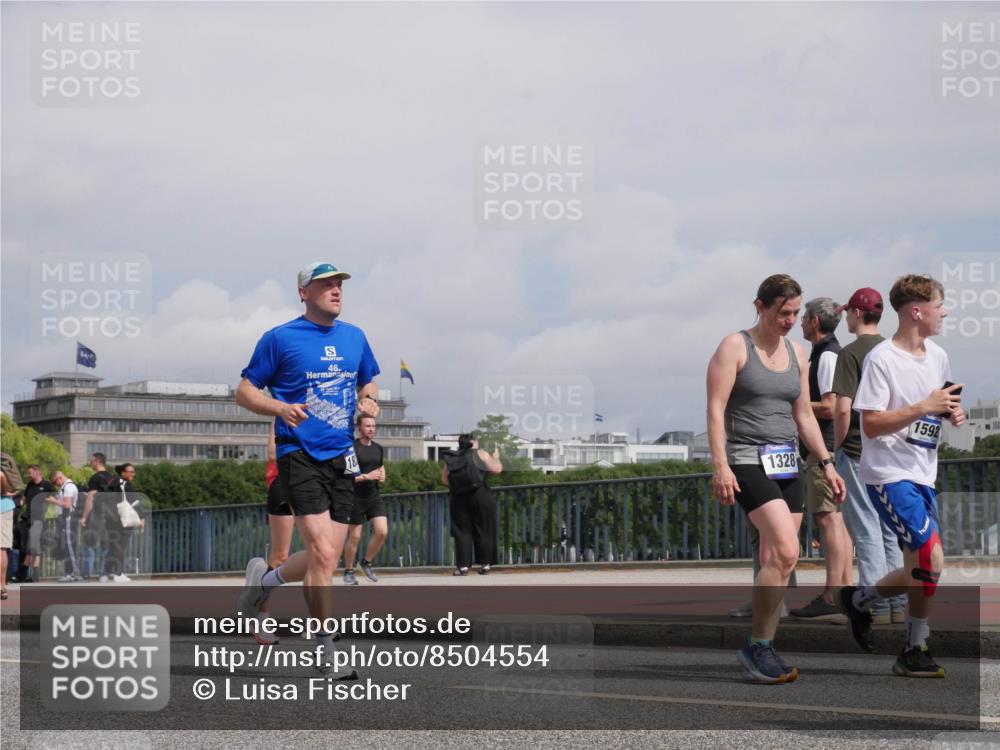29.06.2025 - hella hamburg halbmarathon Luisa Fischer http://msf.ph/oto/8504554 29.06.2025 10:16:04 Kennedybrücke 46, 18, 1328, 1592, 1328, 4554, 5597, 5598, 8115, 8279, 9527, 10581 meine-sportfotos.de