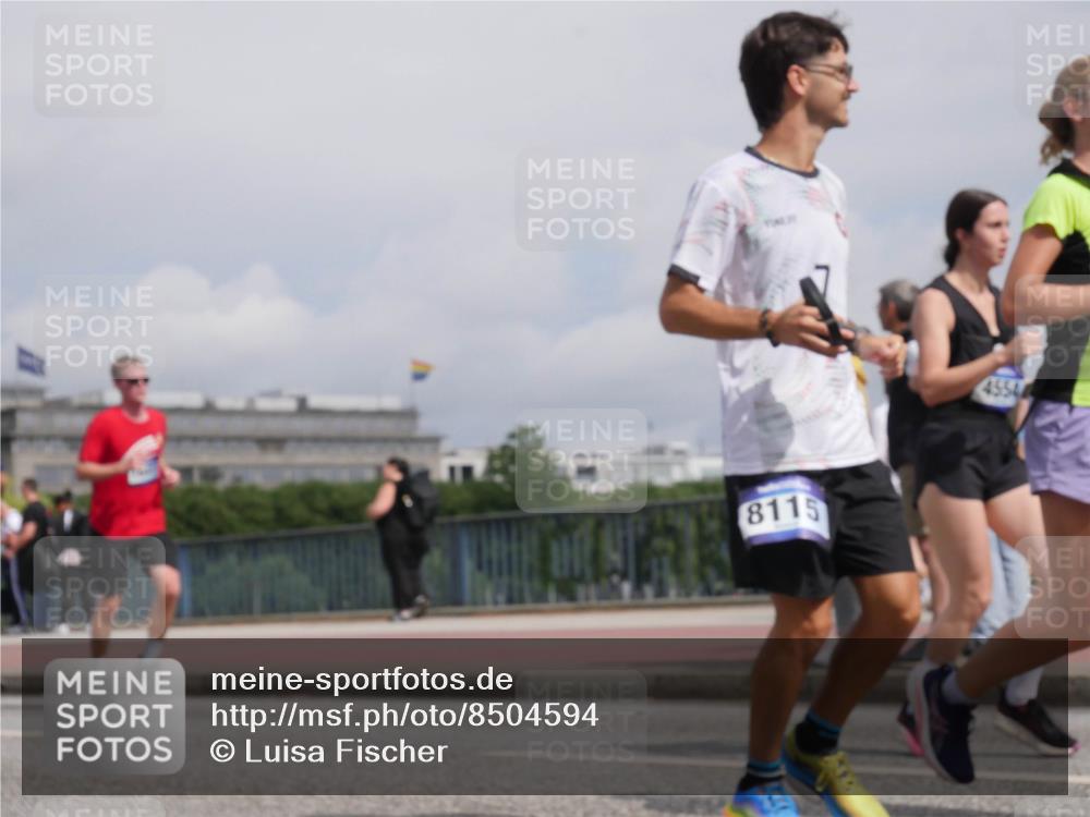29.06.2025 - hella hamburg halbmarathon Luisa Fischer http://msf.ph/oto/8504594 29.06.2025 10:16:08 Kennedybrücke 8115, 4554, 1007, 1328, 4554, 5597, 5598, 8115, 8279, 9527, 10581 meine-sportfotos.de