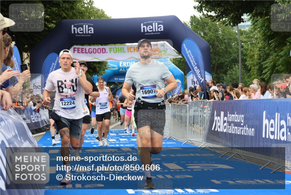 29.06.2025 - hella hamburg halbmarathon Strokosch-Dieckow http://msf.ph/oto/8504606 29.06.2025 10:51:47 Ziel 2396, 2818, 2823, 2880, 4297, 5102, 6286, 7224, 8710, 8819, 8856, 9793, 9959, 12224, 13799, 15427, 15496, 15690, 15727, 15831, 15899, 16907, 17682, 17815, 17962, 19053, 19137 meine-sportfotos.de