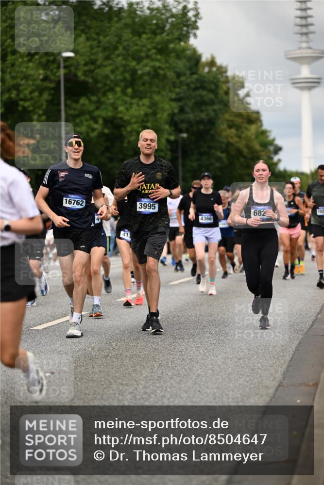 29.06.2025 - hella hamburg halbmarathon Dr. Thomas Lammeyer http://msf.ph/oto/8504647 29.06.2025 10:26:45 Kennedybrücke 1598, 2351, 2479, 2744, 2886, 3430, 3458, 3735, 3910, 3995, 4113, 4114, 4131, 4190, 4266, 4366, 4556, 4559, 4829, 4970, 5079, 6030, 6049, 6303, 6307, 6805, 6820, 6826, 6849, 6881, 6899, 6977, 7097, 7162, 7188, 7190, 7276, 7794, 7925, 8511, 8855, 8931, 9204, 9392, 9516, 10065, 10210, 10241, 10573, 10663, 10739, 10917, 10961, 11046 meine-sportfotos.de