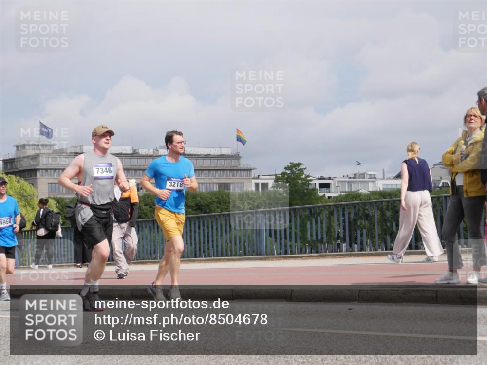 29.06.2025 - hella hamburg halbmarathon Luisa Fischer http://msf.ph/oto/8504678 29.06.2025 10:16:19 Kennedybrücke 4950, 7346, 3218, 1007, 1859, 2961, 2987, 3218, 3729, 4950, 5232, 6026, 7346, 8913, 9128 meine-sportfotos.de