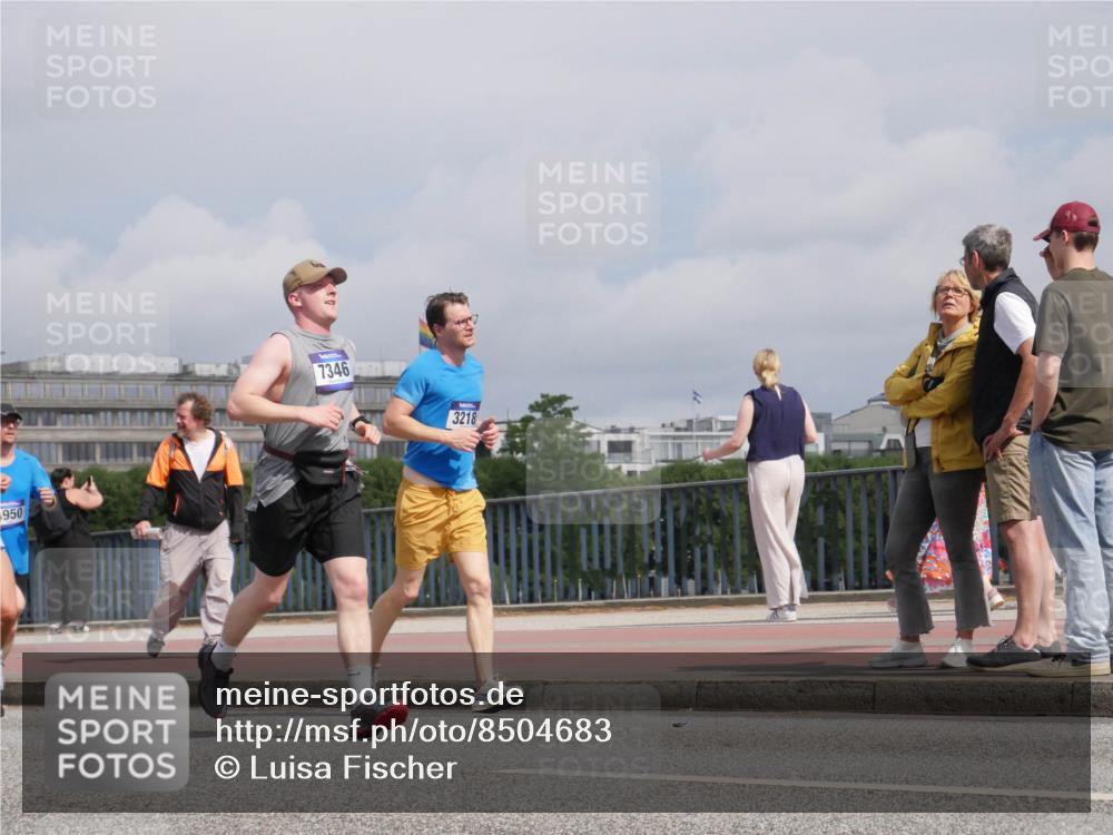 29.06.2025 - hella hamburg halbmarathon Luisa Fischer http://msf.ph/oto/8504683 29.06.2025 10:16:20 Kennedybrücke 950, 7346, 3218, 1007, 1859, 2961, 2987, 3218, 3729, 4950, 5232, 6026, 7346, 8913, 9128 meine-sportfotos.de