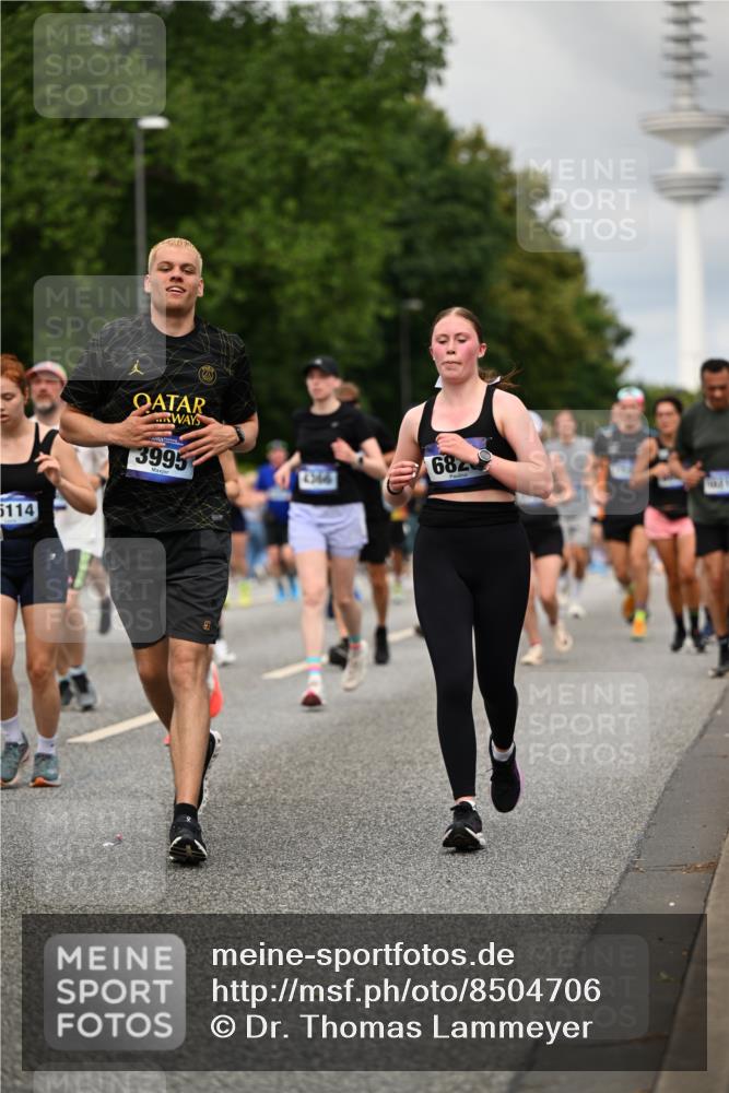 29.06.2025 - hella hamburg halbmarathon Dr. Thomas Lammeyer http://msf.ph/oto/8504706 29.06.2025 10:26:47 Kennedybrücke 1598, 2351, 2479, 2744, 2886, 3430, 3458, 3910, 3995, 4113, 4114, 4131, 4190, 4266, 4366, 4559, 4829, 4970, 6049, 6303, 6307, 6820, 6826, 6849, 6881, 6899, 6977, 7097, 7162, 7188, 7190, 7276, 7794, 7925, 8511, 8855, 8931, 9204, 9392, 10065, 10210, 10241, 10573, 10663, 10739, 10917, 10961, 11046 meine-sportfotos.de
