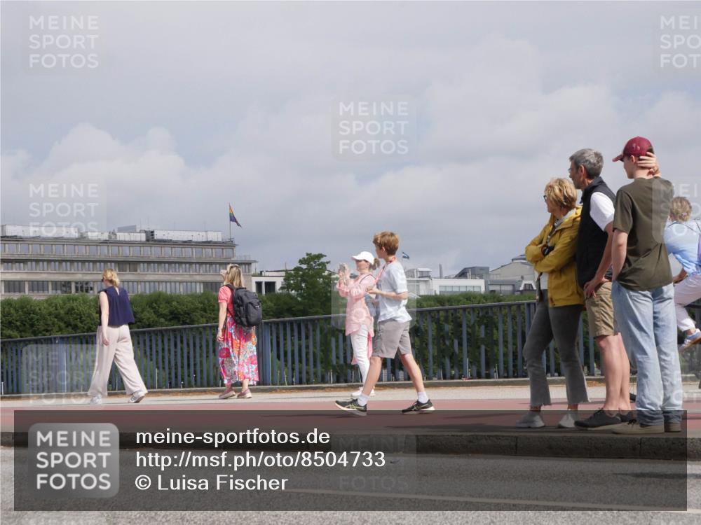 29.06.2025 - hella hamburg halbmarathon Luisa Fischer http://msf.ph/oto/8504733 29.06.2025 10:16:26 Kennedybrücke 2055, 2359, 2904, 2961, 2987, 3729, 4950, 5232, 6026, 6207, 7460, 8913, 9128 meine-sportfotos.de